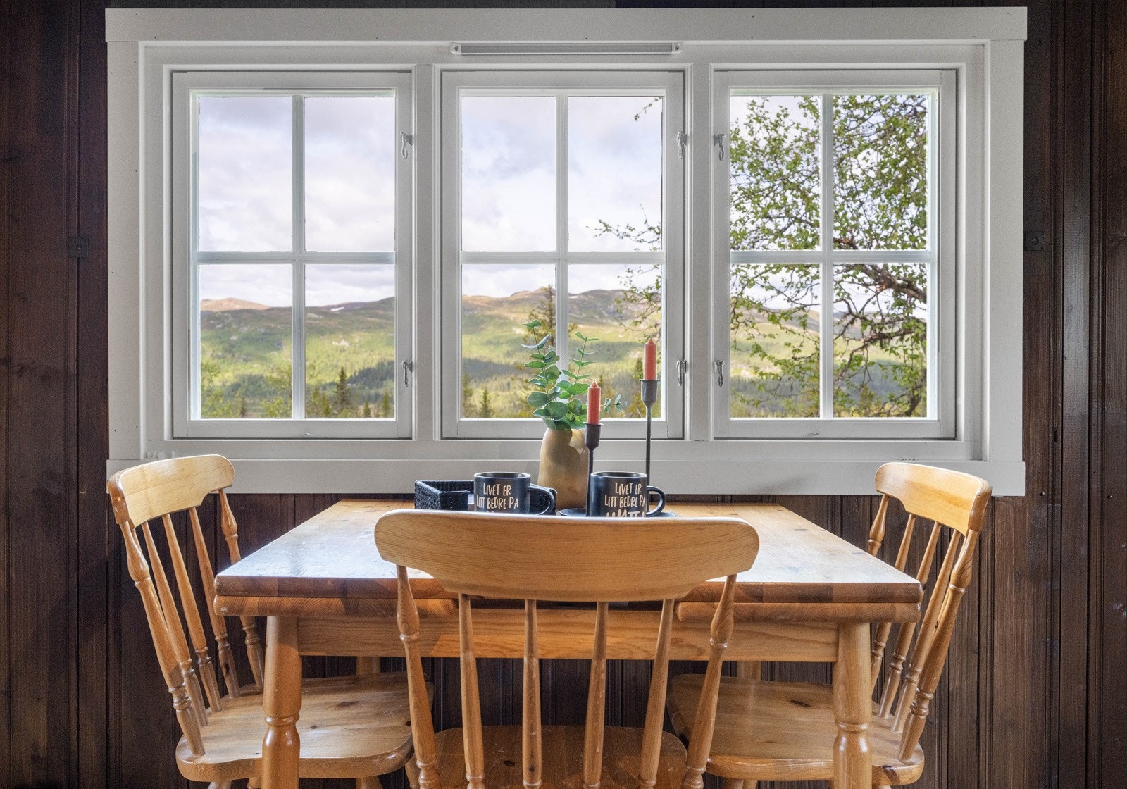 Mellom stue og kjøkken er det plass til spisebord og herfra kan man også nyte utsikten Galleribilde