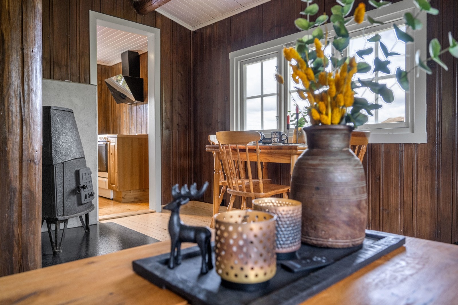 Hytta varmes opp via wifi-panelovner og vedovn i stuen Galleribilde
