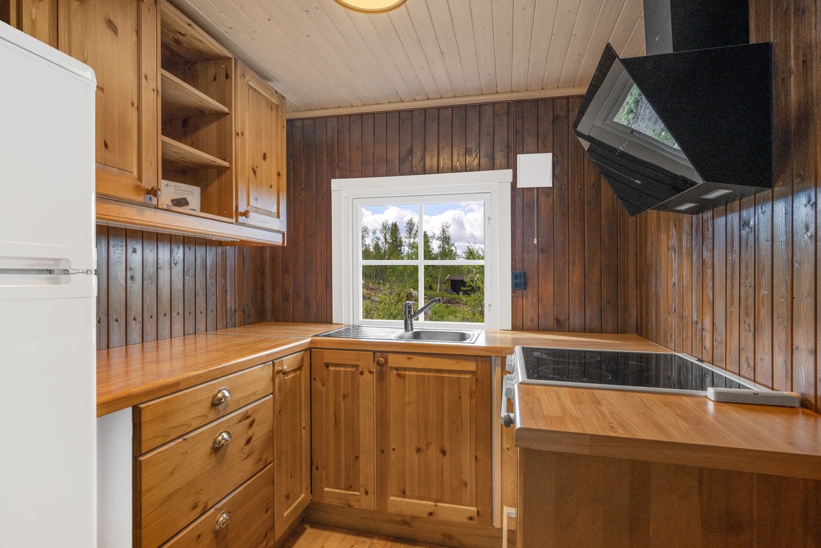 I 2021 er det montert kjøkkeninnredning, dette er en tidligere brukt innredning. Det er lagt inn vann og avløp i 2022 Galleribilde