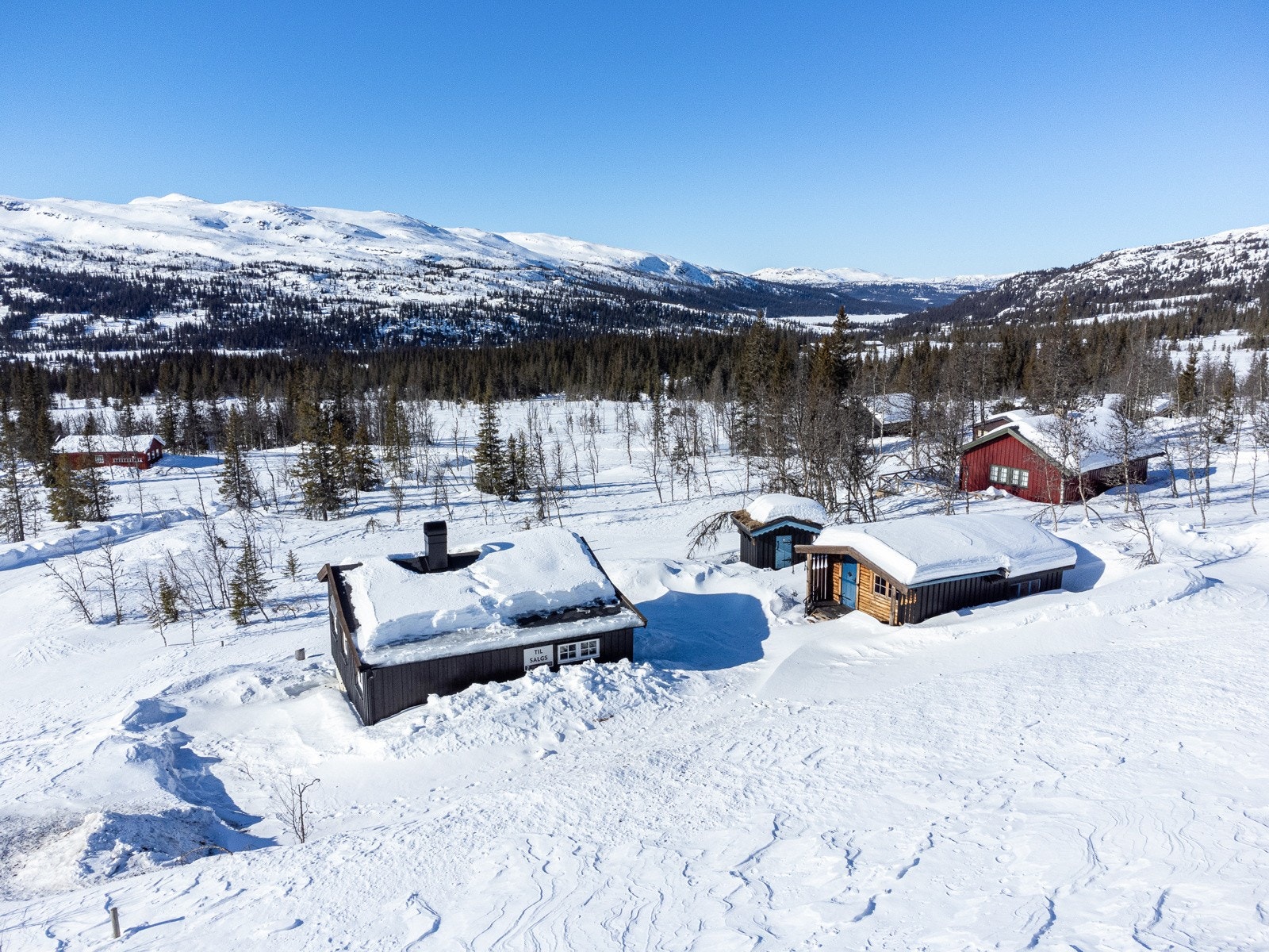 Det er nydelige turmuligheter både sommer og vinter. Vinterstid kjøres det opp skiløyper i området og det er et stort nettverk av løyper som strekker seg over det meste av fjellområdene Galleribilde