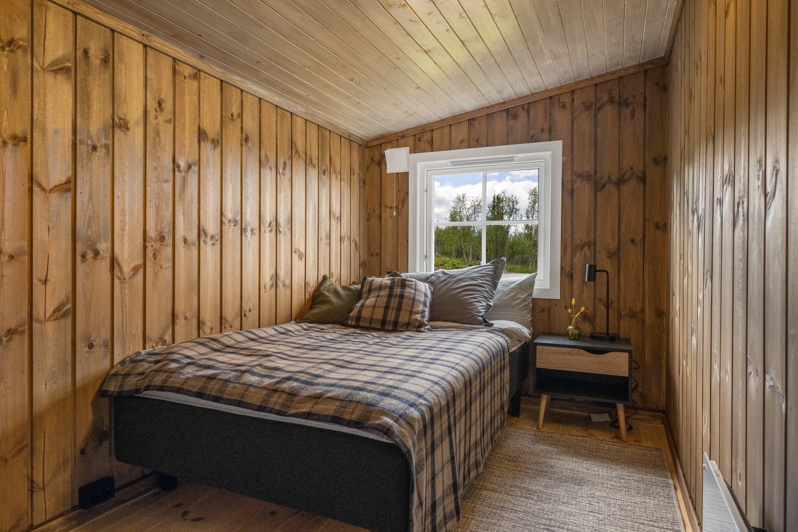 Koselig soverom med plass til dobbelseng eller familiekøyer om man ønsker det. Nytt gulv på soverommet. Galleribilde