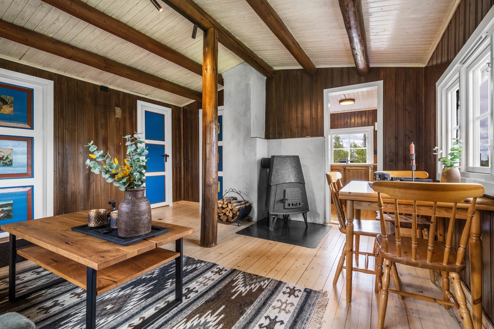 Dette er ei trivelig hytte med et lunt og koselig oppholdsted for hele familien. Her er det hyggelig å samles etter en dag ute i de fine omgivelsene fjellet har å by på! Galleribilde