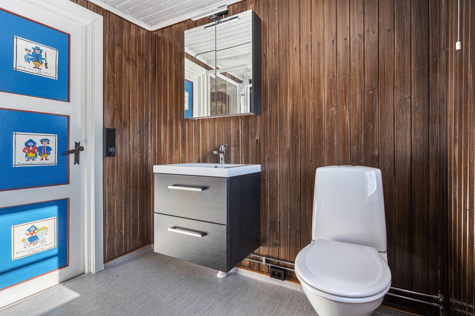 Rommet varmes opp med varmekabler i gulv. Galleribilde