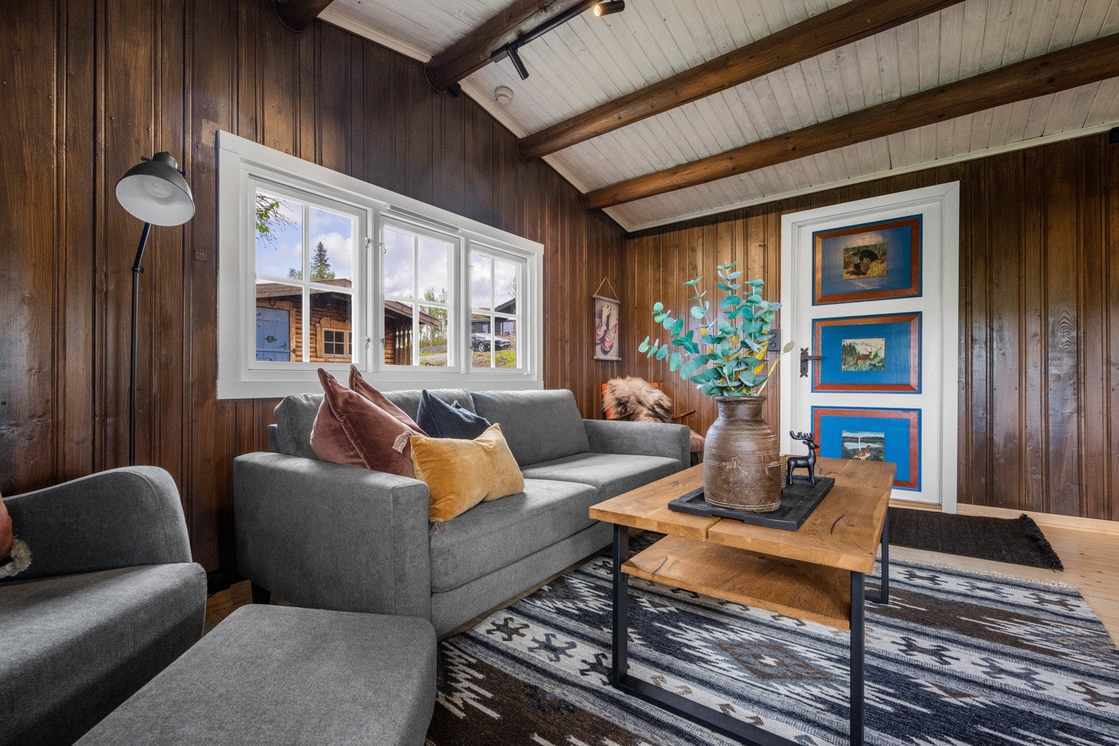 Taket i stuen har synlige åser, disse er i en mørkere farge enn selve taket og kommer tydelig frem Galleribilde