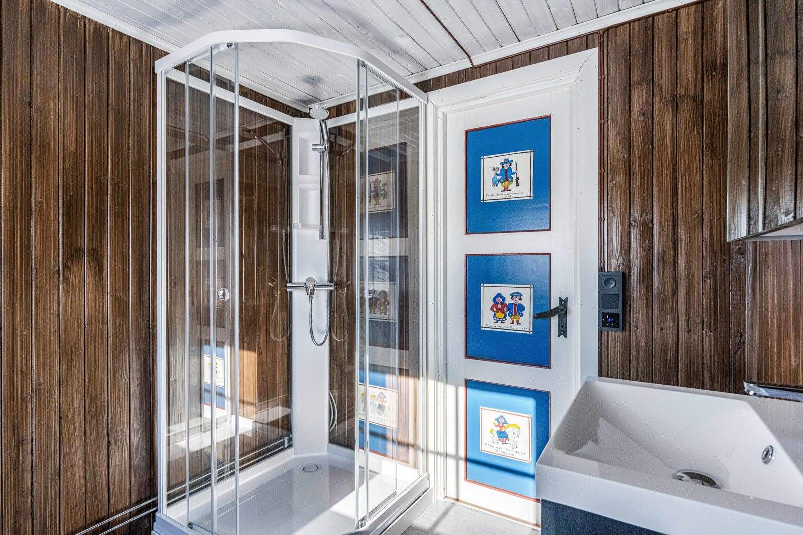 Badet er innredet med servant med skap, dusjkabinett og WC. Galleribilde