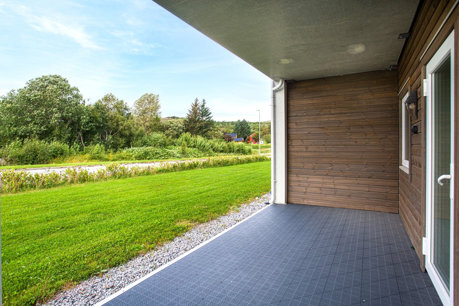 Fra stue er det adkomst til takoverbygd terrasse Galleribilde