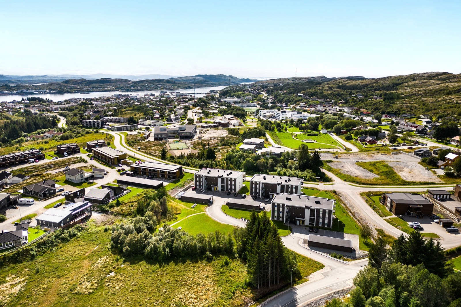Dronebilde over eiendommen og nærområdet Galleribilde