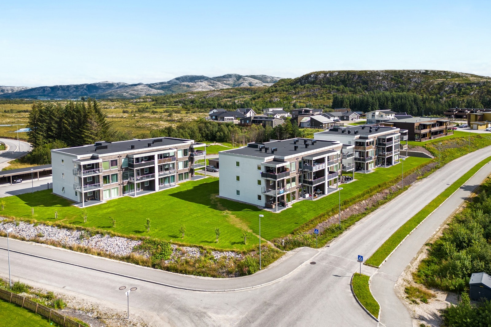 Dronebilde over eiendommen og nærområdet Galleribilde