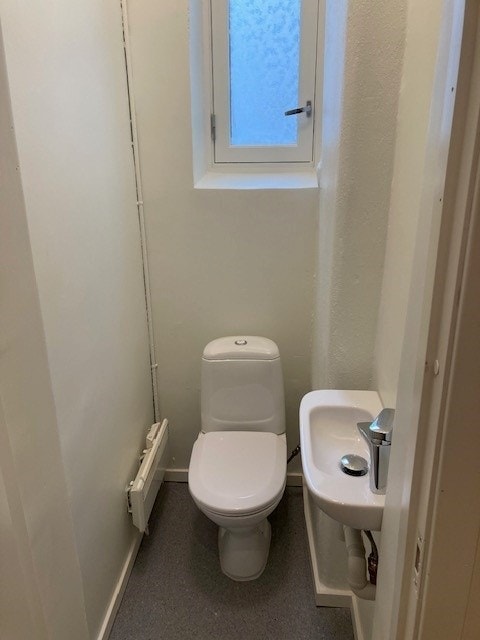 WC - Nytt toalett og servant. Galleribilde