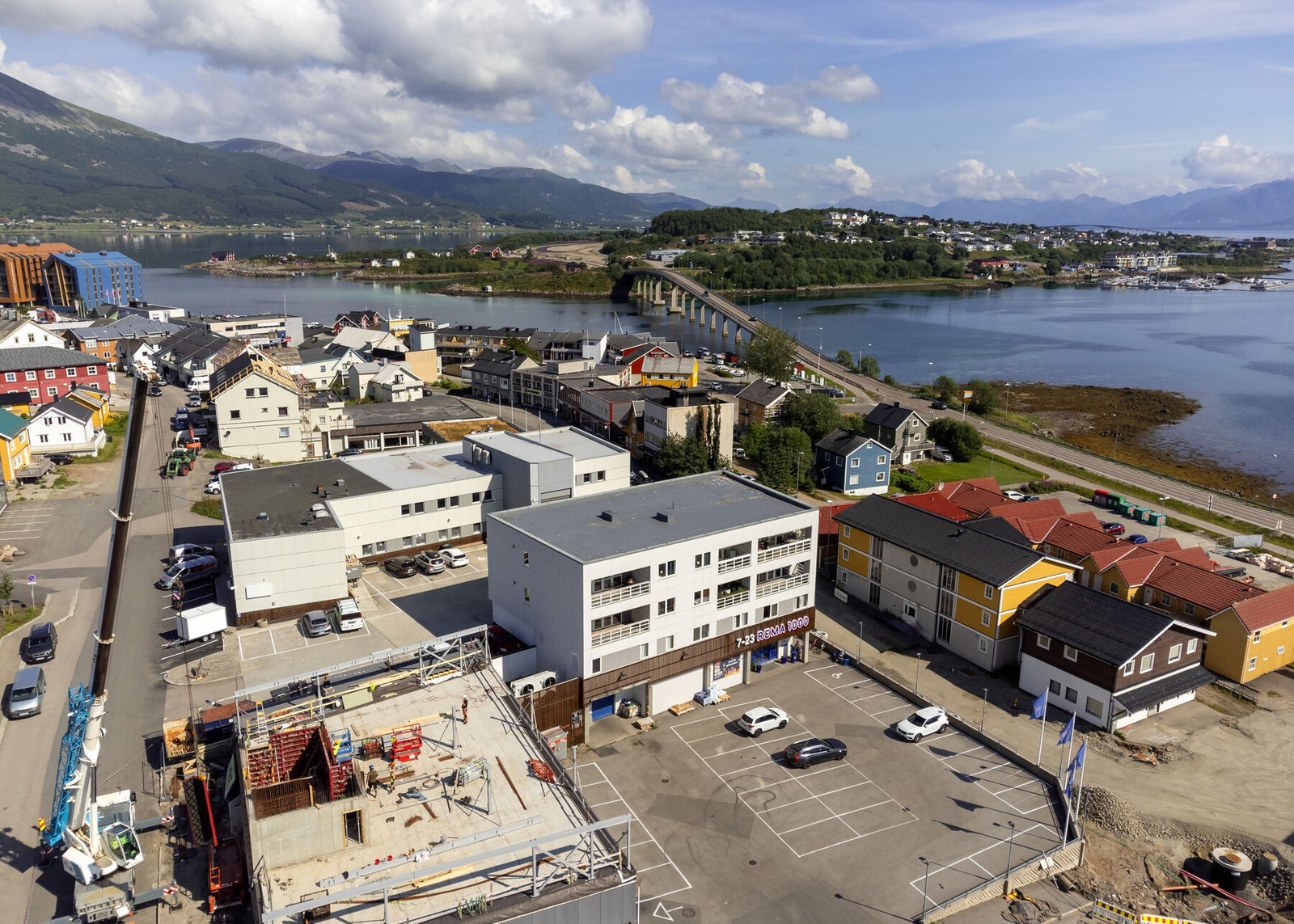 Borettslaget er sentralt plassert med alt man trenger innen gangavstand. Dagligvarebutikken finner du i samme bygg. Galleribilde