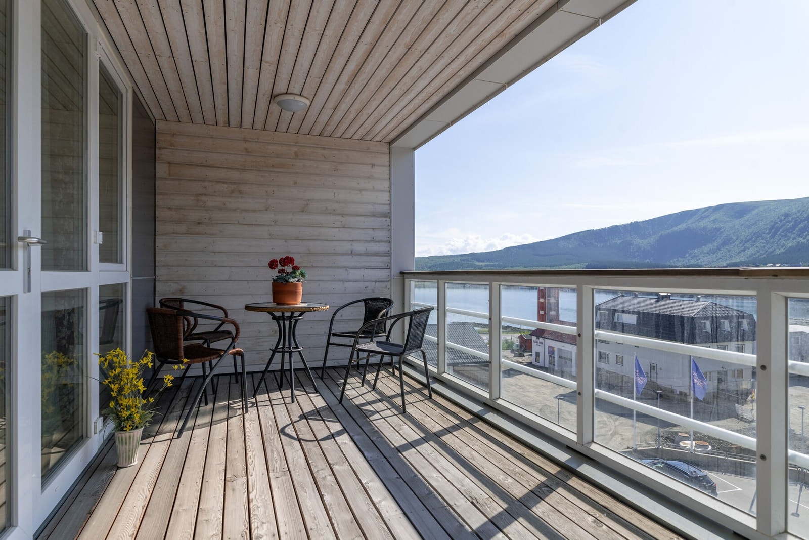 Velkommen til Markedsgata 29C - sentrumsnær andelsleilighet på Stokmarknes med god utsikt og nærhet til det meste. Lun, overbygd balkong med utsikt mot fjell og sjø. Galleribilde