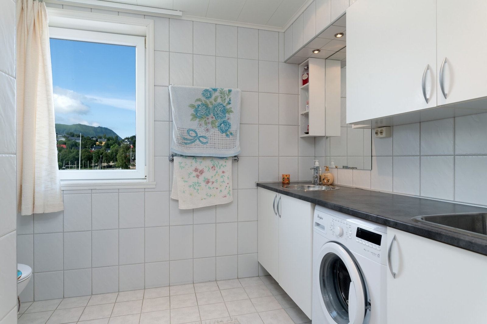 Innredning med servant, skyllekar samt god lagringsplass. Galleribilde