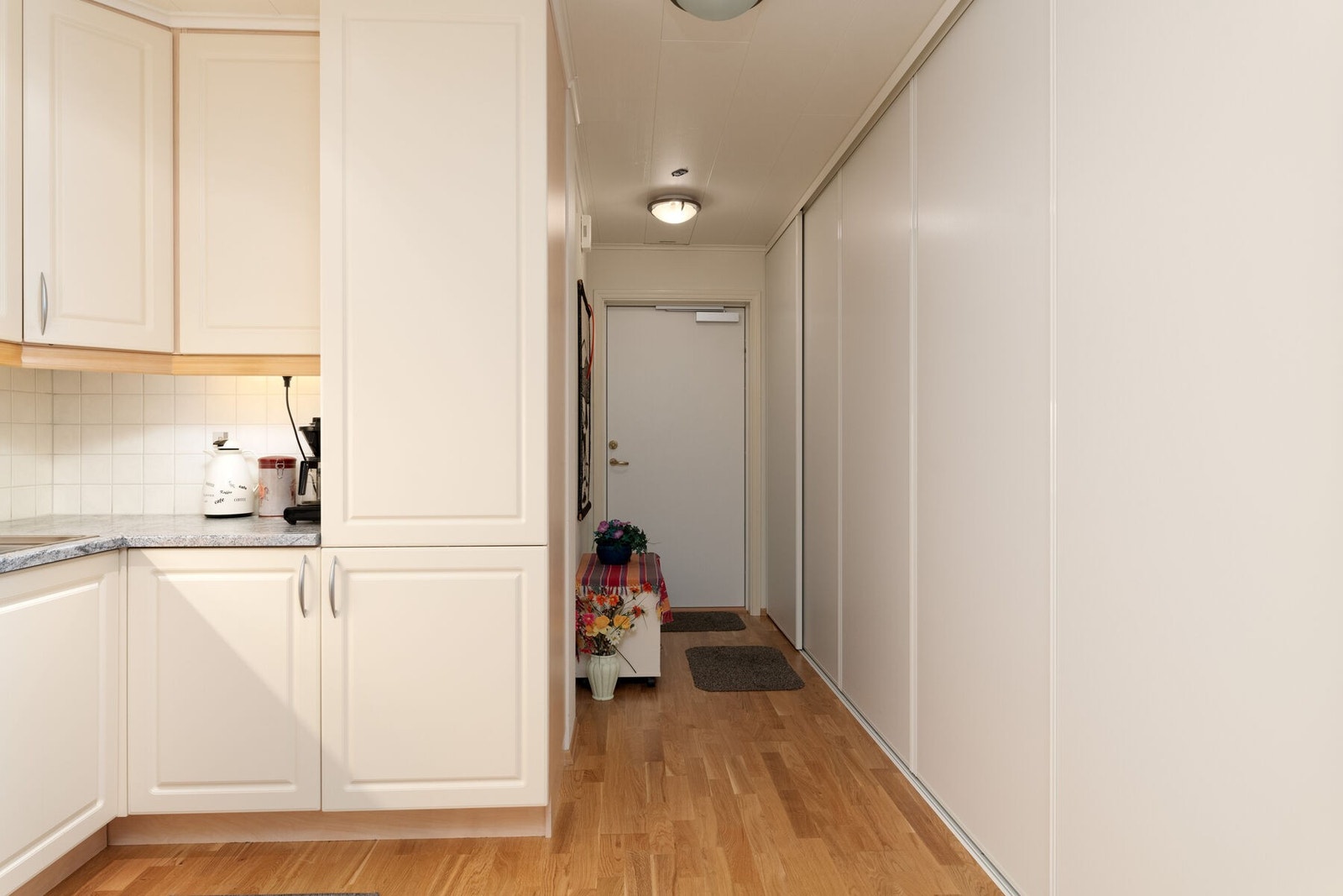 Velkommen inn! I entréen er det plass til å henge fra seg tøy og sko i en funksjonell skyvedørsgarderobe. Galleribilde