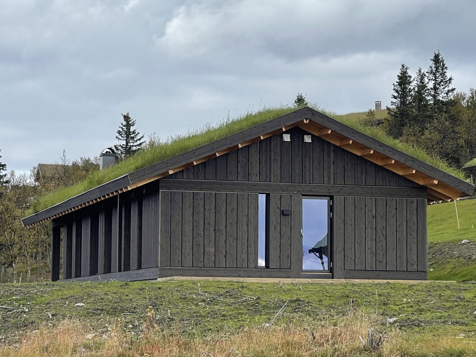 Hytta sett fra sør.
Utvendig er hytta grunnet med ett strøk. Takutstikk vil bli beiset. Galleribilde