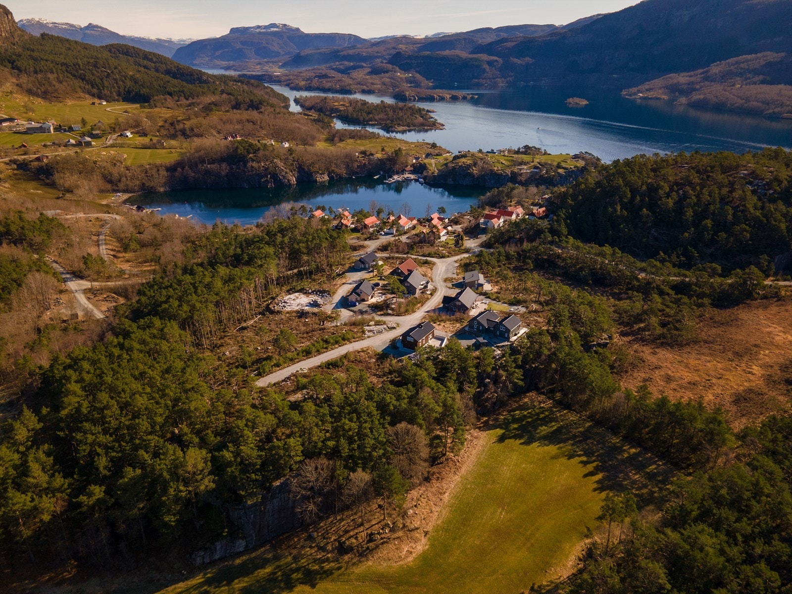 Naturskjønne omgivelser og flott turterreng like utenfor døra! Galleribilde