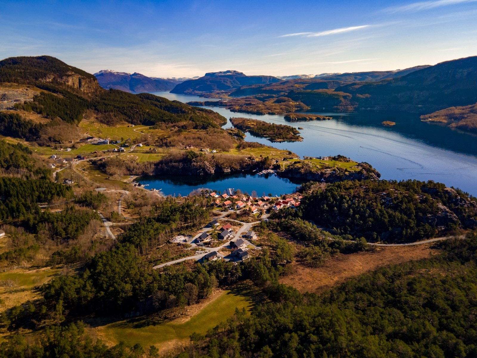 Sandangervågen ligger skjermet og lunt på Randøy med fin utsikt Galleribilde
