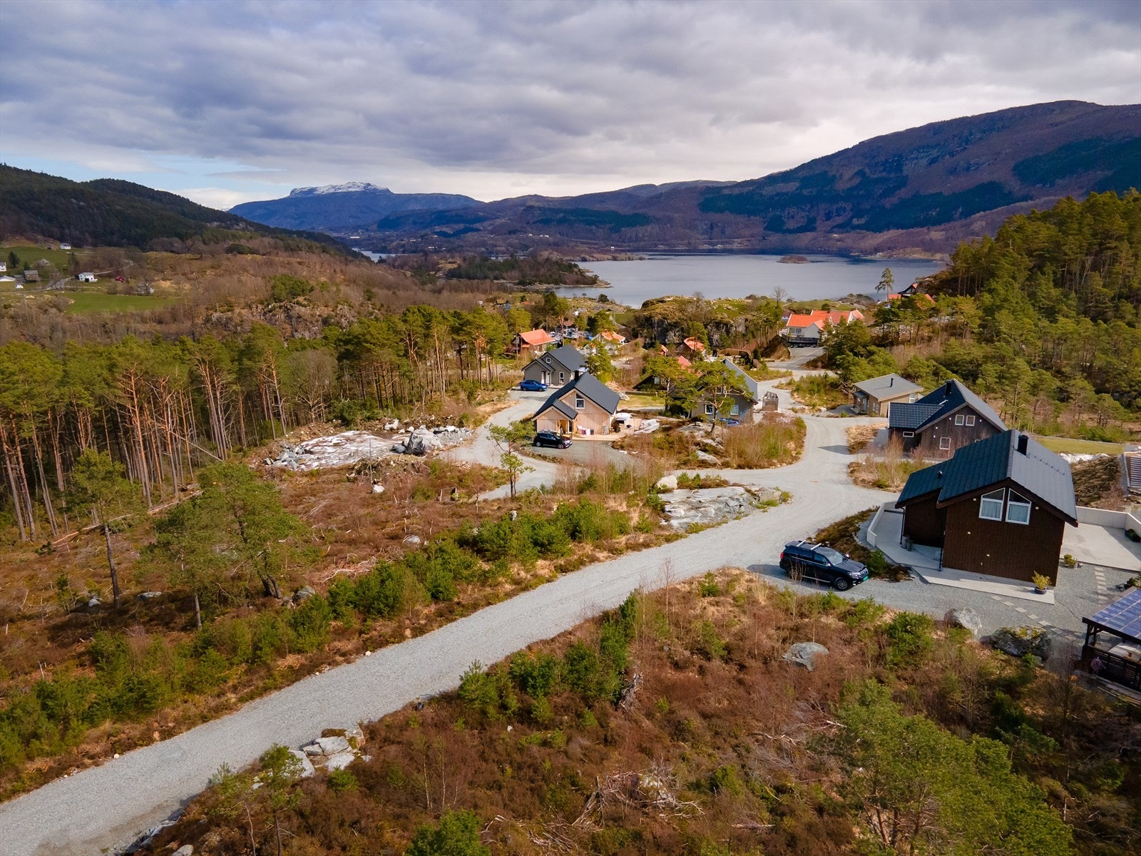 Det er kort gange fra tomtene og ned til sjøen med mulighet for kjøp av båtplass Galleribilde