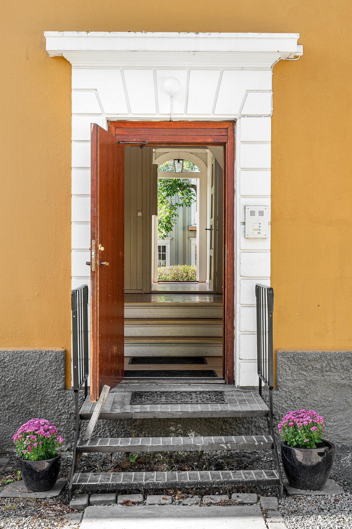 Det er gang- og sykkelavstand til store jobb- og studiesteder, samt sentrum. 5-10 min. Galleribilde
