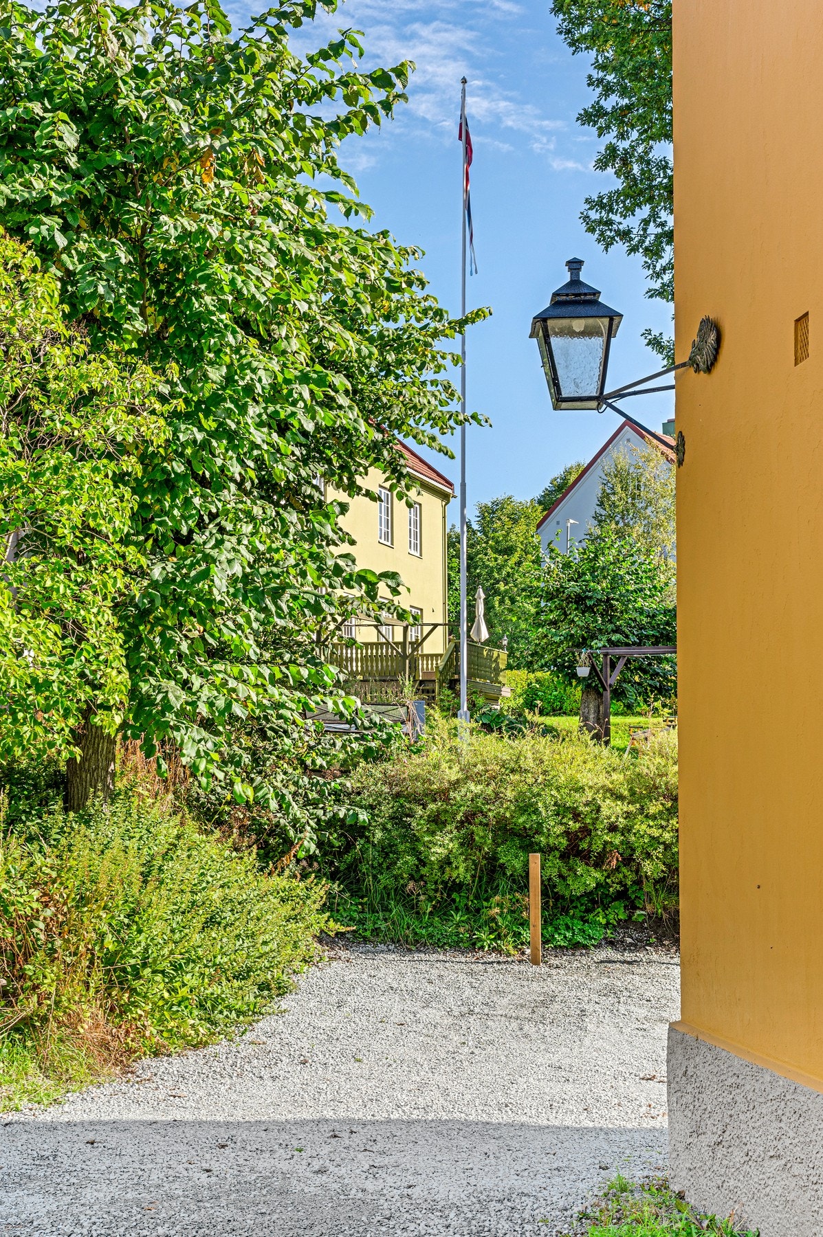 Egen parkeringsplass i felles bakgård, klargjort for el-billader. Galleribilde