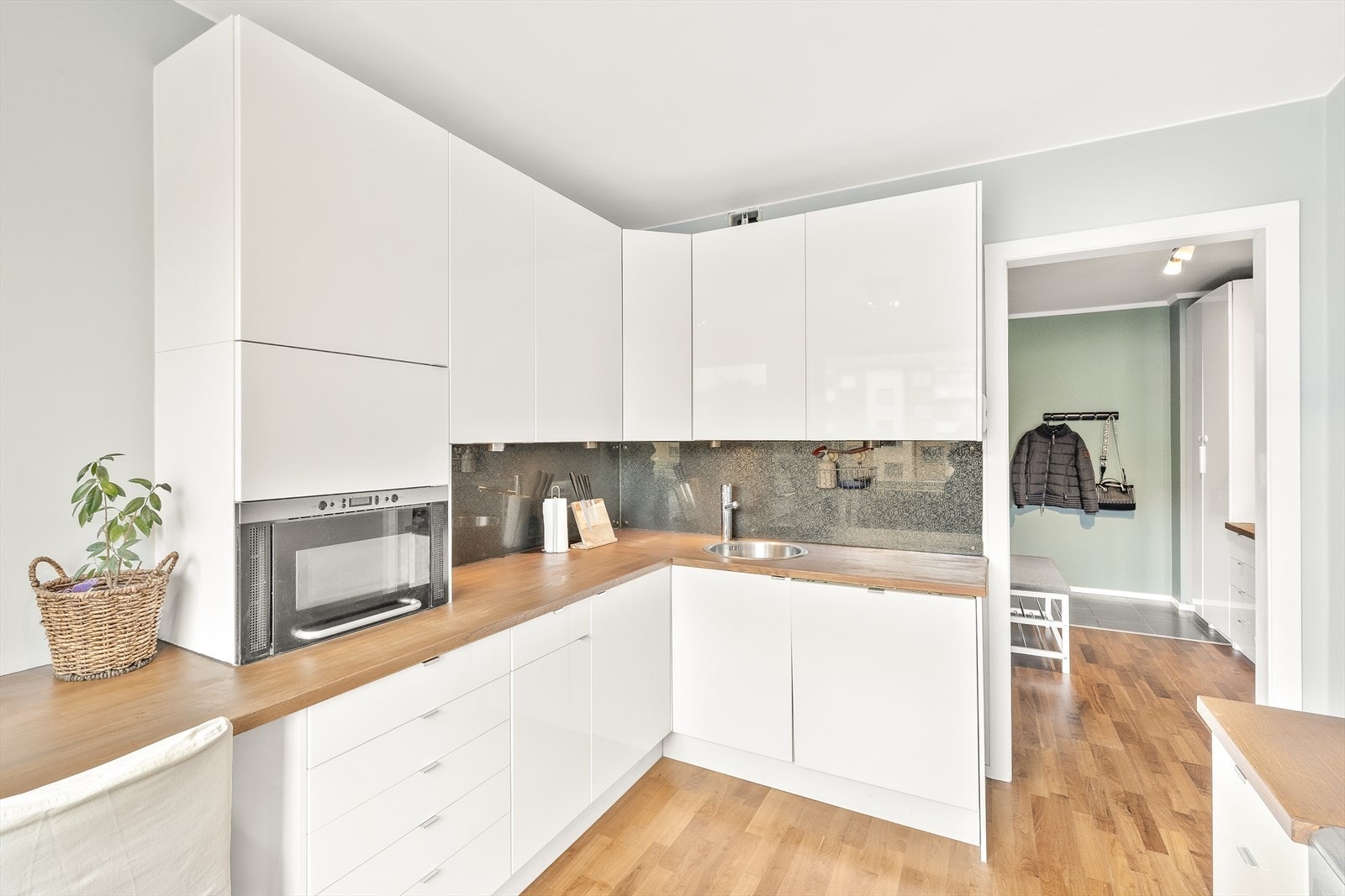 På kjøkkenet er det god skap- og benkeplass. Parkettgulv. Galleribilde