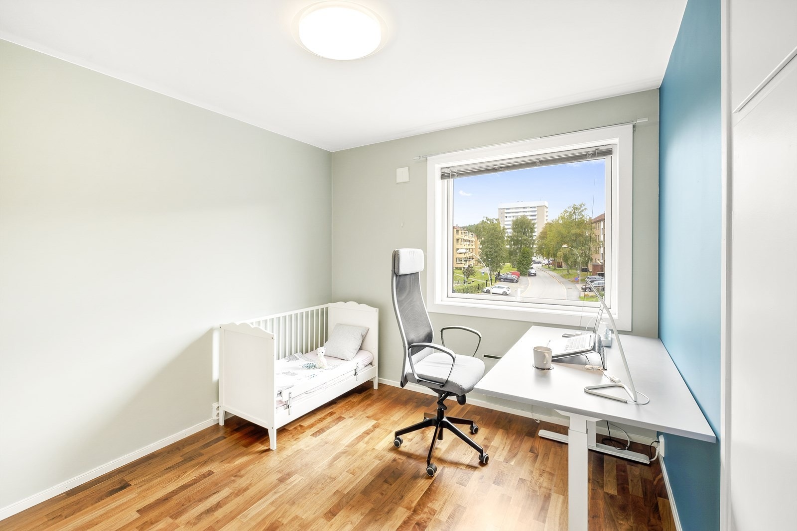 Det er satt inn plassbygd garderobeskap på dette rommet. Galleribilde