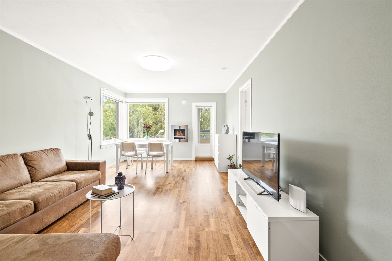 Leiligheten er malt i 2023 og har moderne fargevalg på veggene. Galleribilde