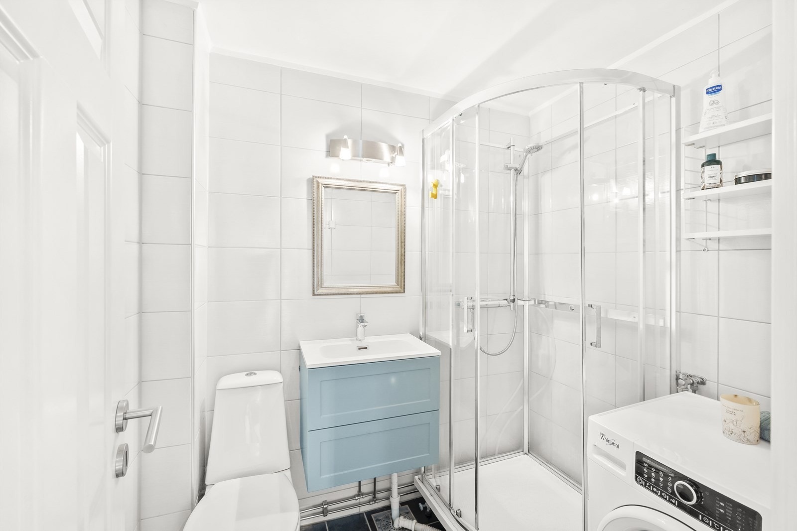 Dusjkabinett fra 2019 og servantskap skiftet ut i 2023. Galleribilde