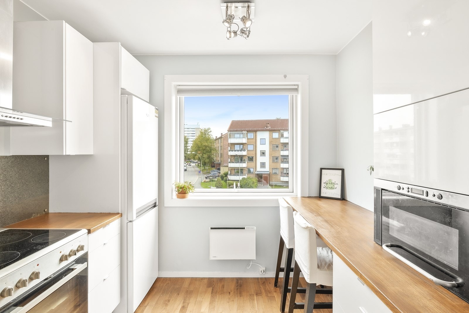 Liten spiseplass på kjøkkenet. Galleribilde