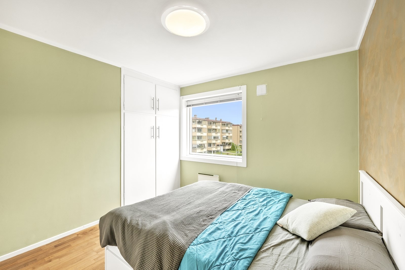 Det er satt inn plassbygde gardeobeskap. Galleribilde