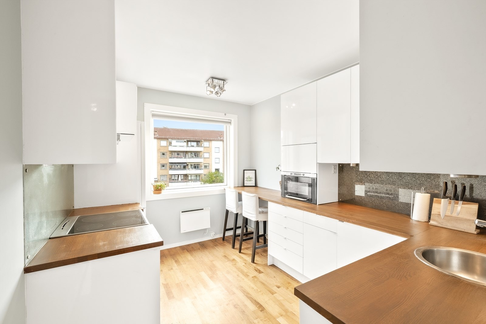 På kjøkkenet er det innfelte hvitevarer som mikrobølgeovn, vaskemaskin, frittstående komfyr og kjøl/- fryseskap. Galleribilde