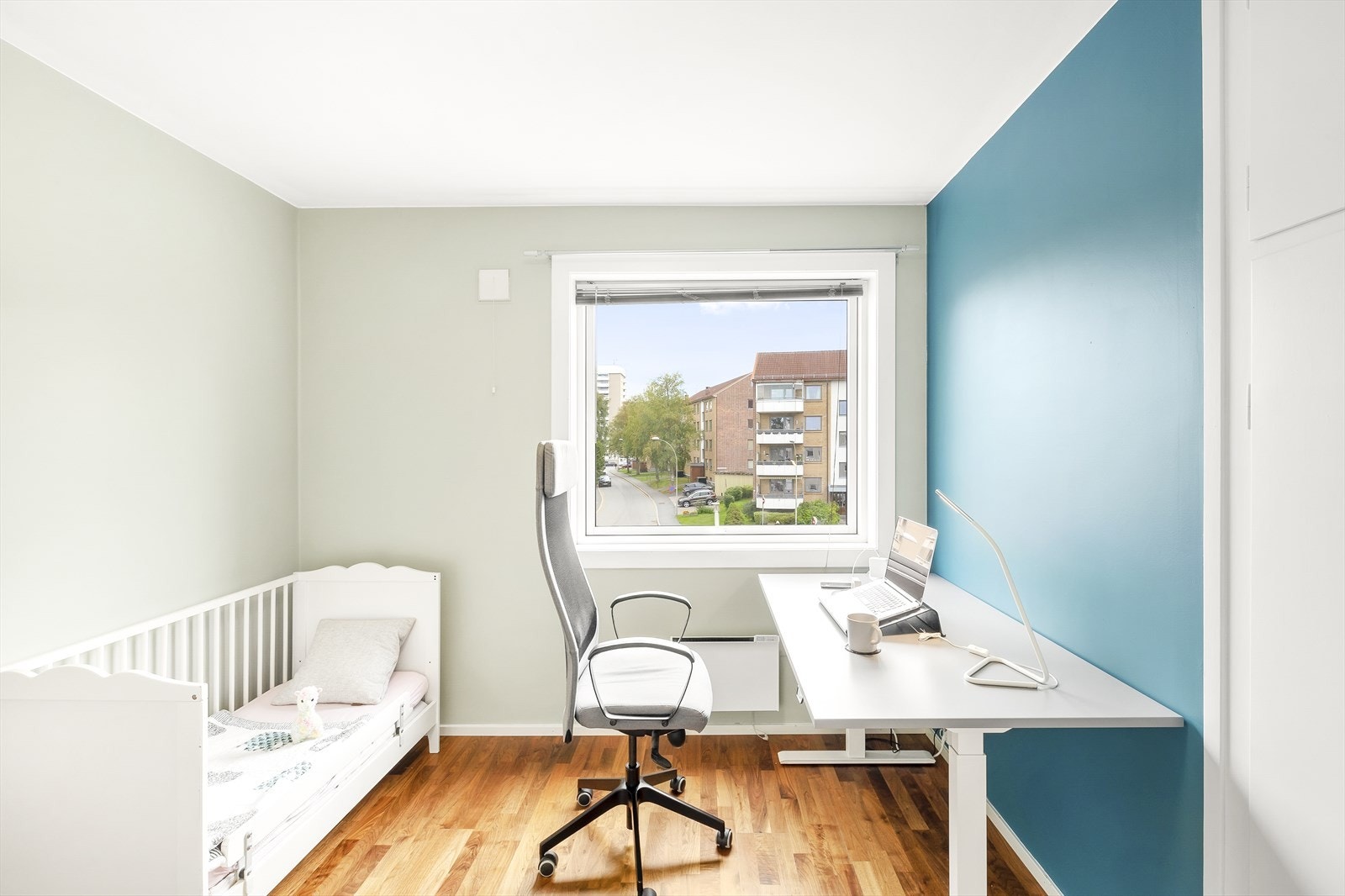 Soverom II med plass for seng, nattbord og skrivepult. Galleribilde