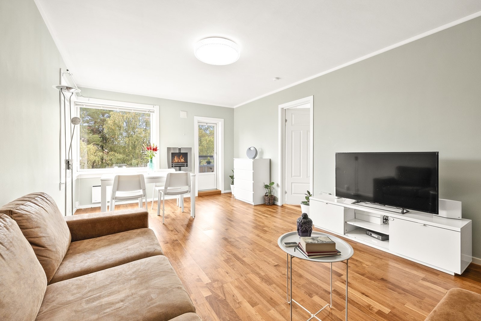 Romslig og lys stue med plass for sofagruppe, stuebord og TV-møbler. Galleribilde