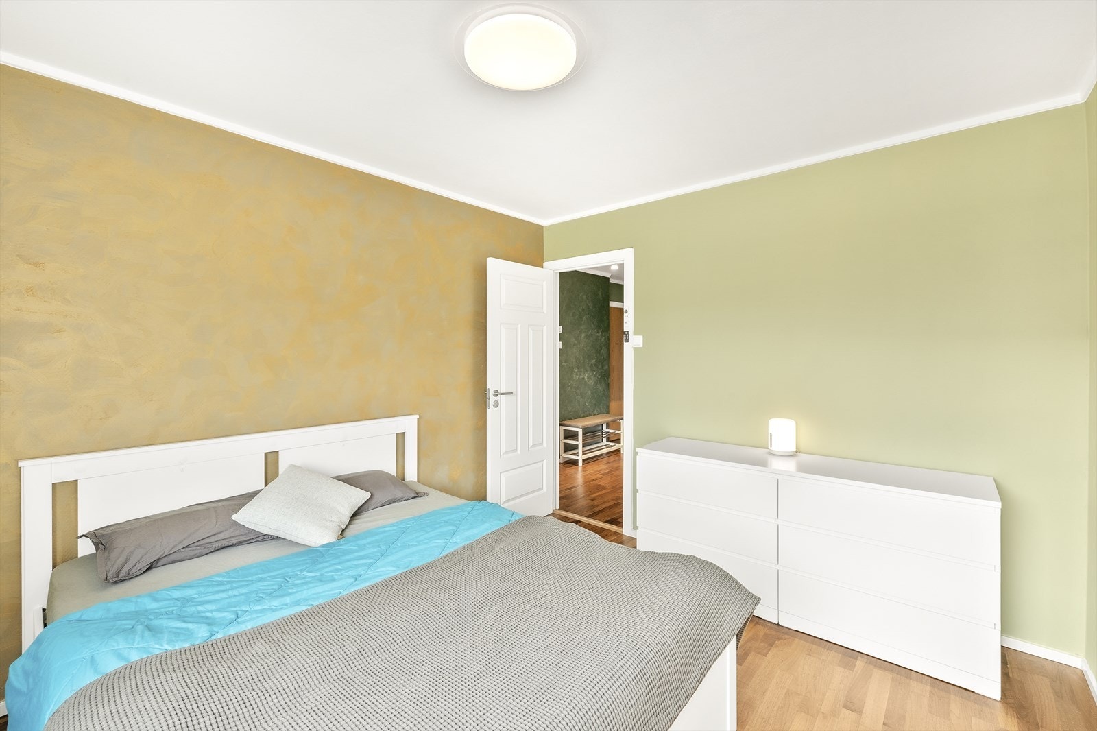 Det er også plass for kommode på soverommet. Galleribilde