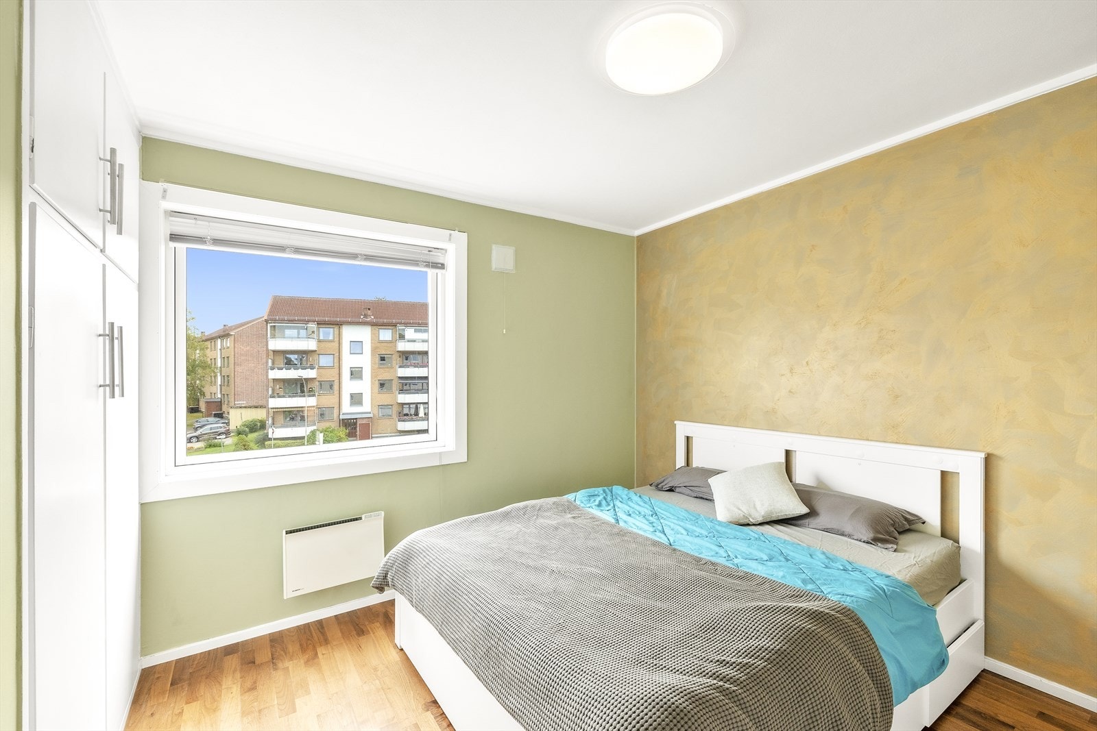 Romslig hovedsoverom med plass for dobbeltseng og nattbord. Galleribilde