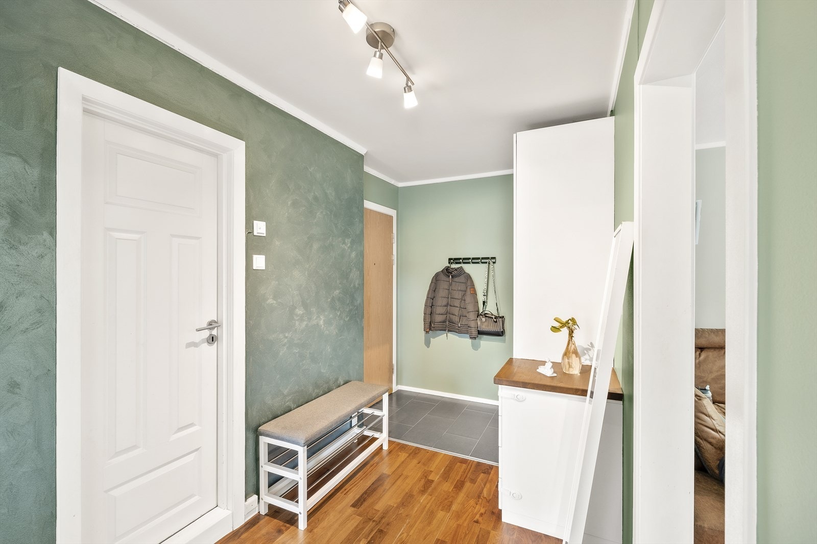 Hyggelig entré med plass for yttertøy og sko. Dørcallinganlegg som enkelt kan slippe inn gjester. Galleribilde