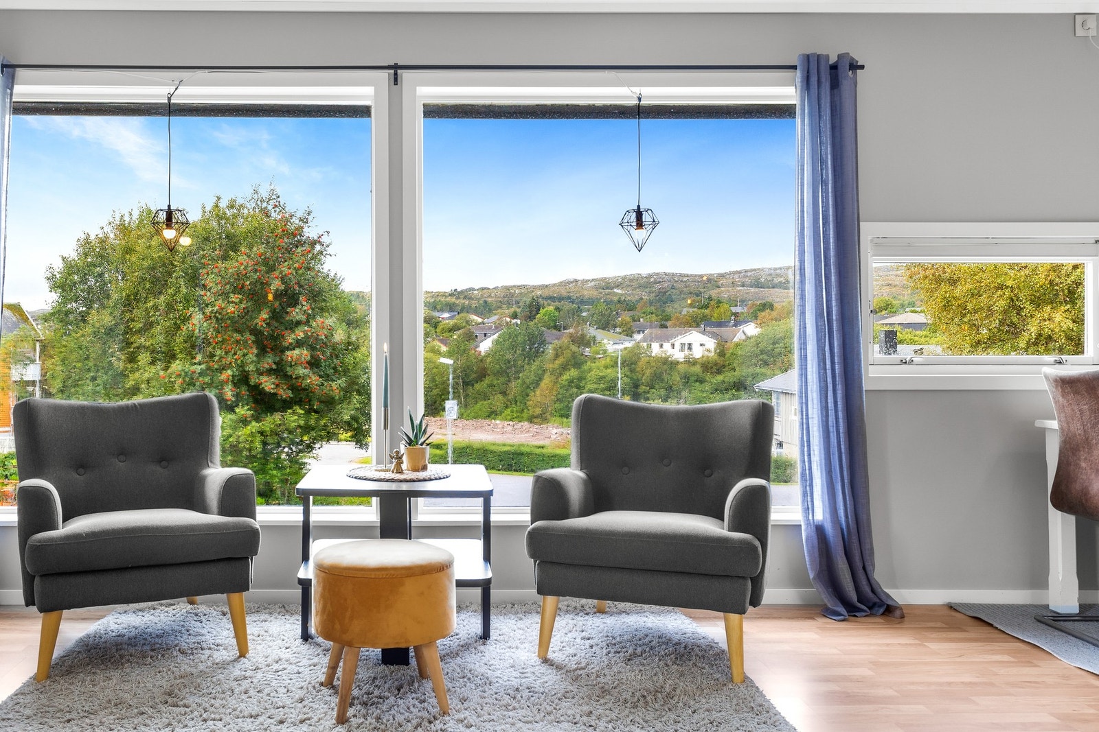 Store vindusflater som gir rikelig med lysinnslipp Galleribilde