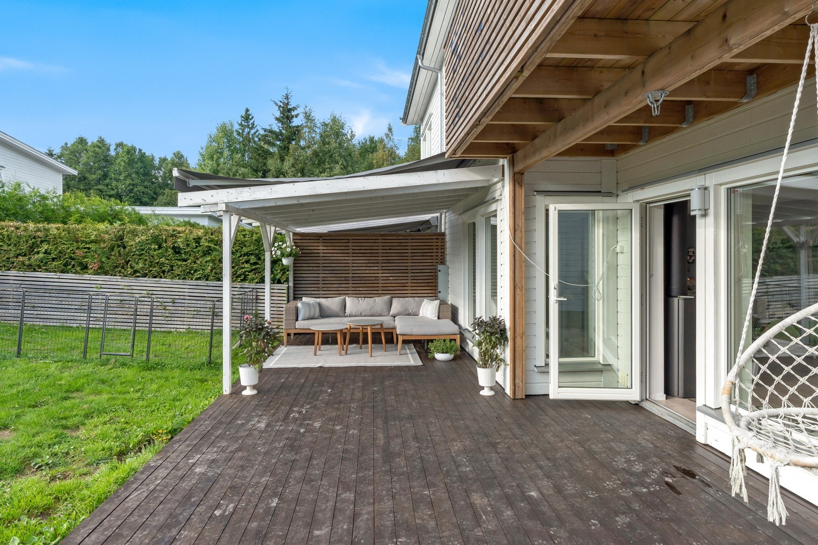 På varme sommerdager blir det naturlig å åpne glassdøren, så blir stuen forlenget med den solrike terrassen på 39 kvm. Galleribilde