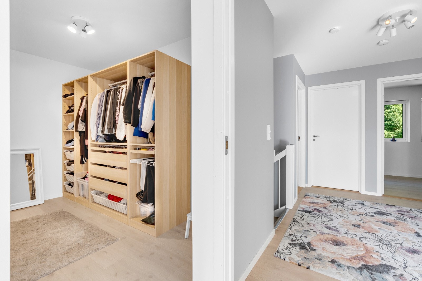 Fra hovedsoverommet er det et praktisk walk-in closet med garderobeskap. Galleribilde