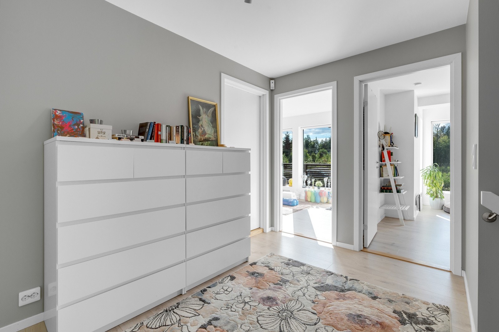 2 .etasje består av gang, TV-stue med utgang til vestvendt balkong på 8 kvm (evnt. soverom), tre soverom, walk-in closet, innvendig bod og bad. Galleribilde