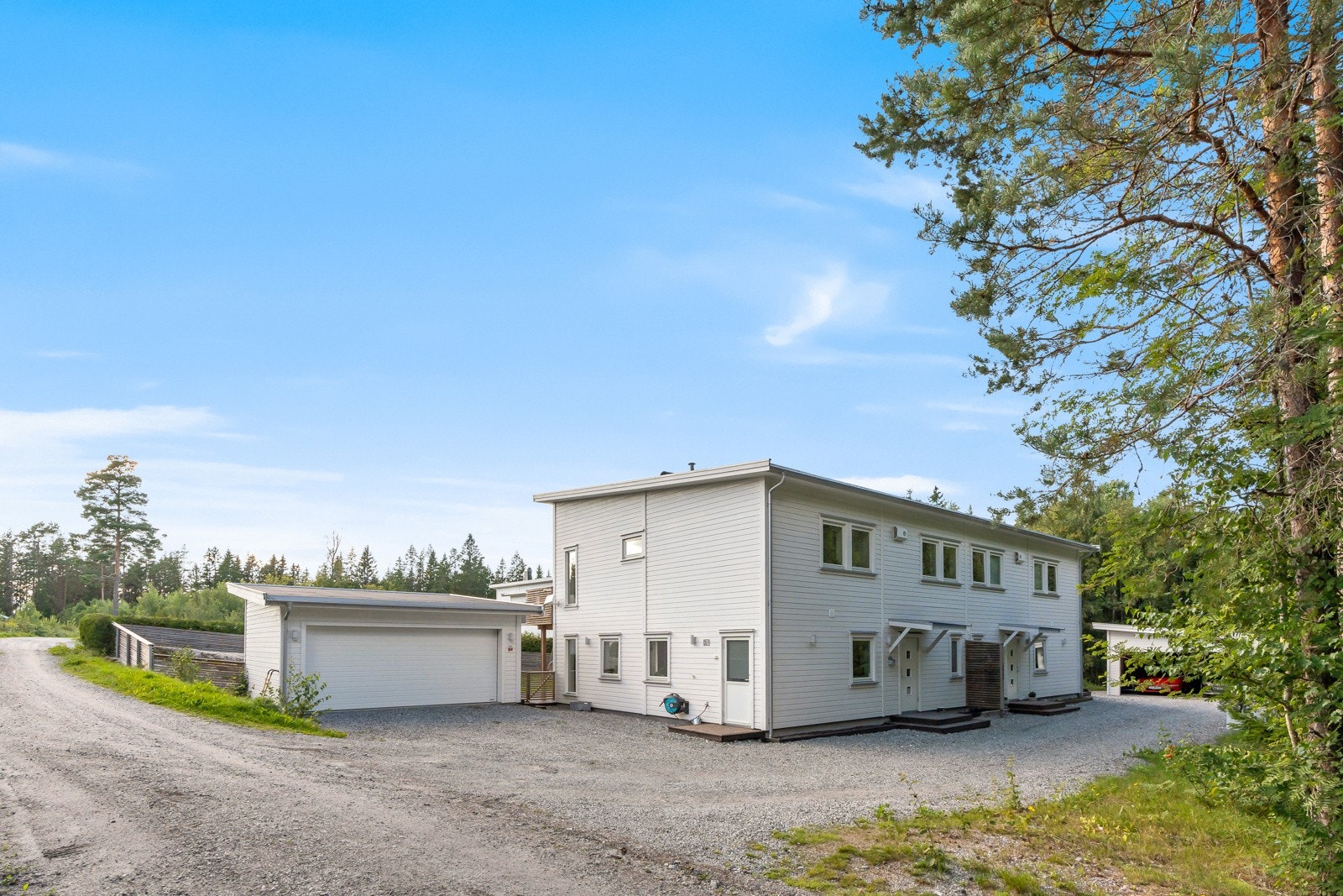 Det medfølger en garasje på 33 kvm samt biloppstillingsplasser på gårdsplass. Galleribilde
