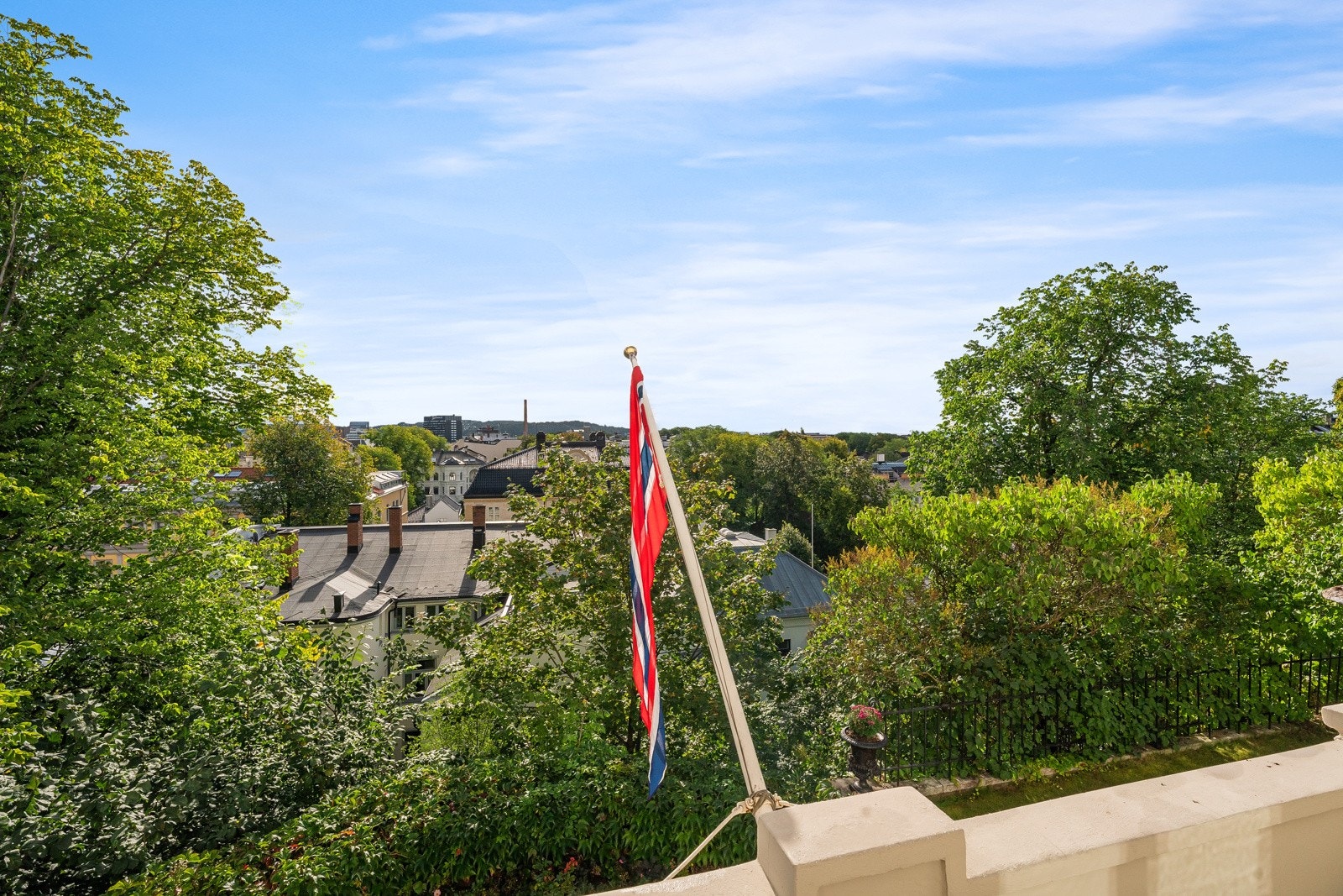 Nydelig utsikt over byen og hagen foran huset. Galleribilde