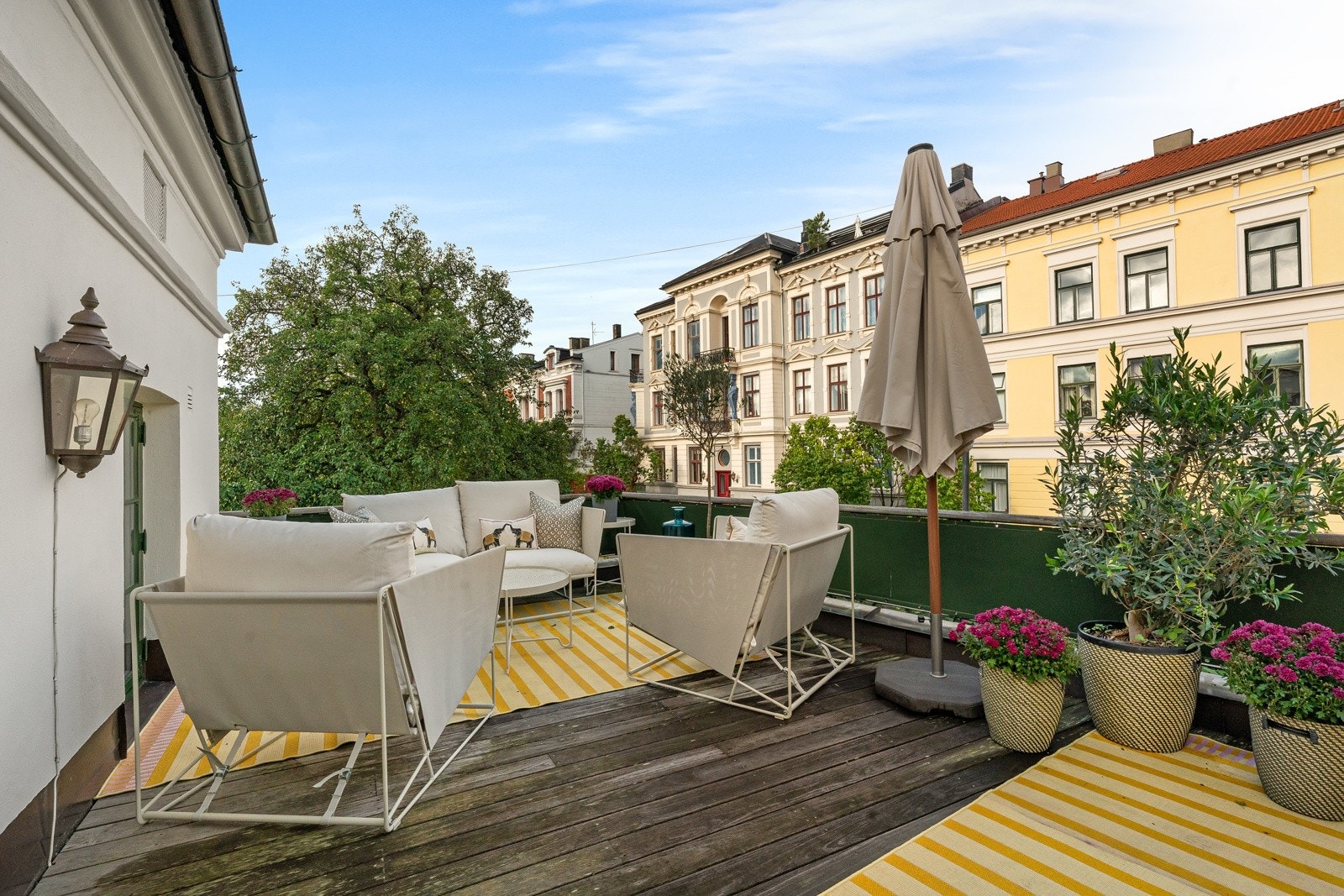 Stor takterrasse som overbygger garasjen i nordvest. Terrassen har dekke av teak, tett rekkverk, fin utebelysning og god plass til møbler. Fra terrassen er det utsyn til gårdsplassen og den fasjonable gaten med herskapelig arkitektur. Galleribilde