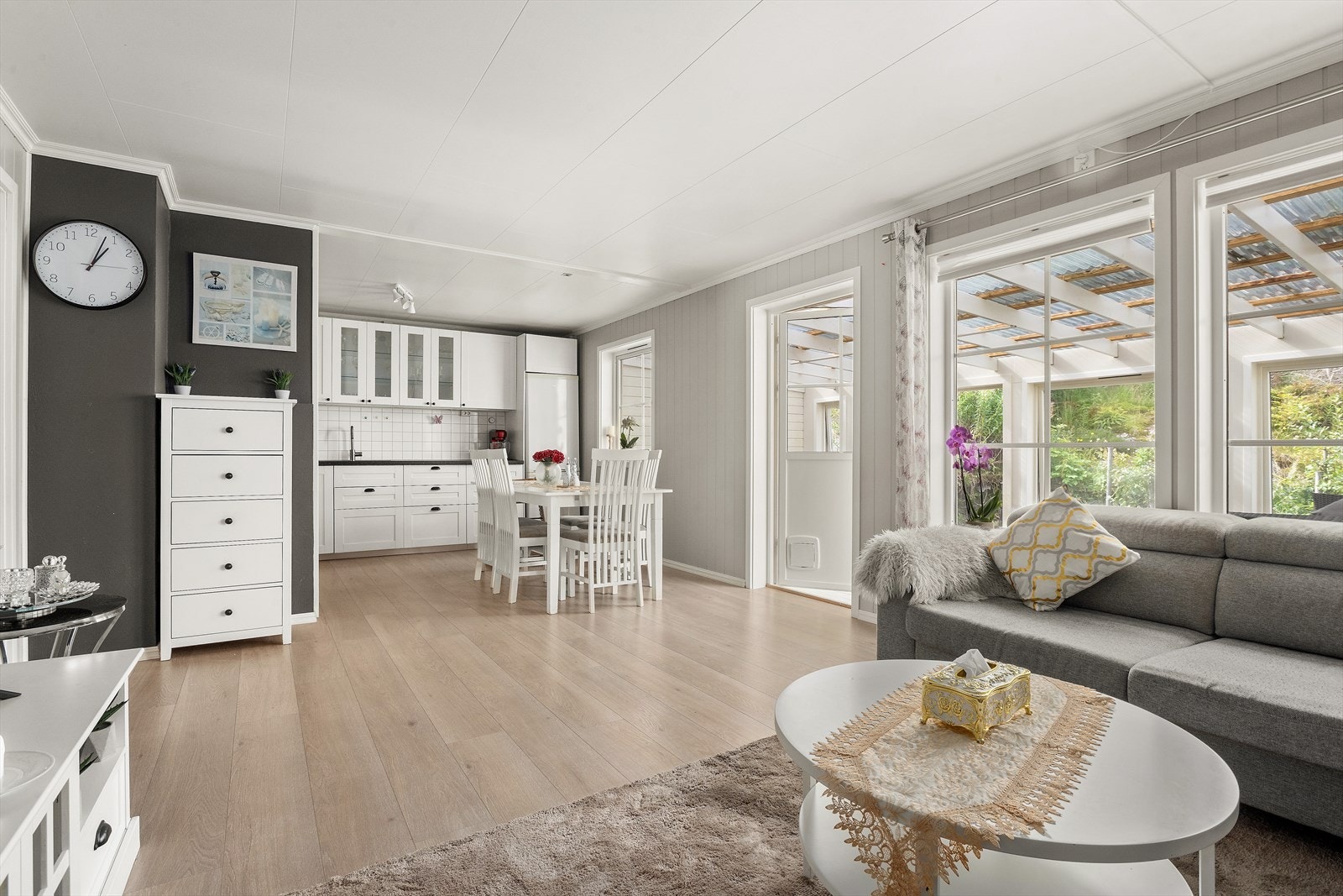 Det er god plass til både sittegruppe og til stort spisebord Galleribilde