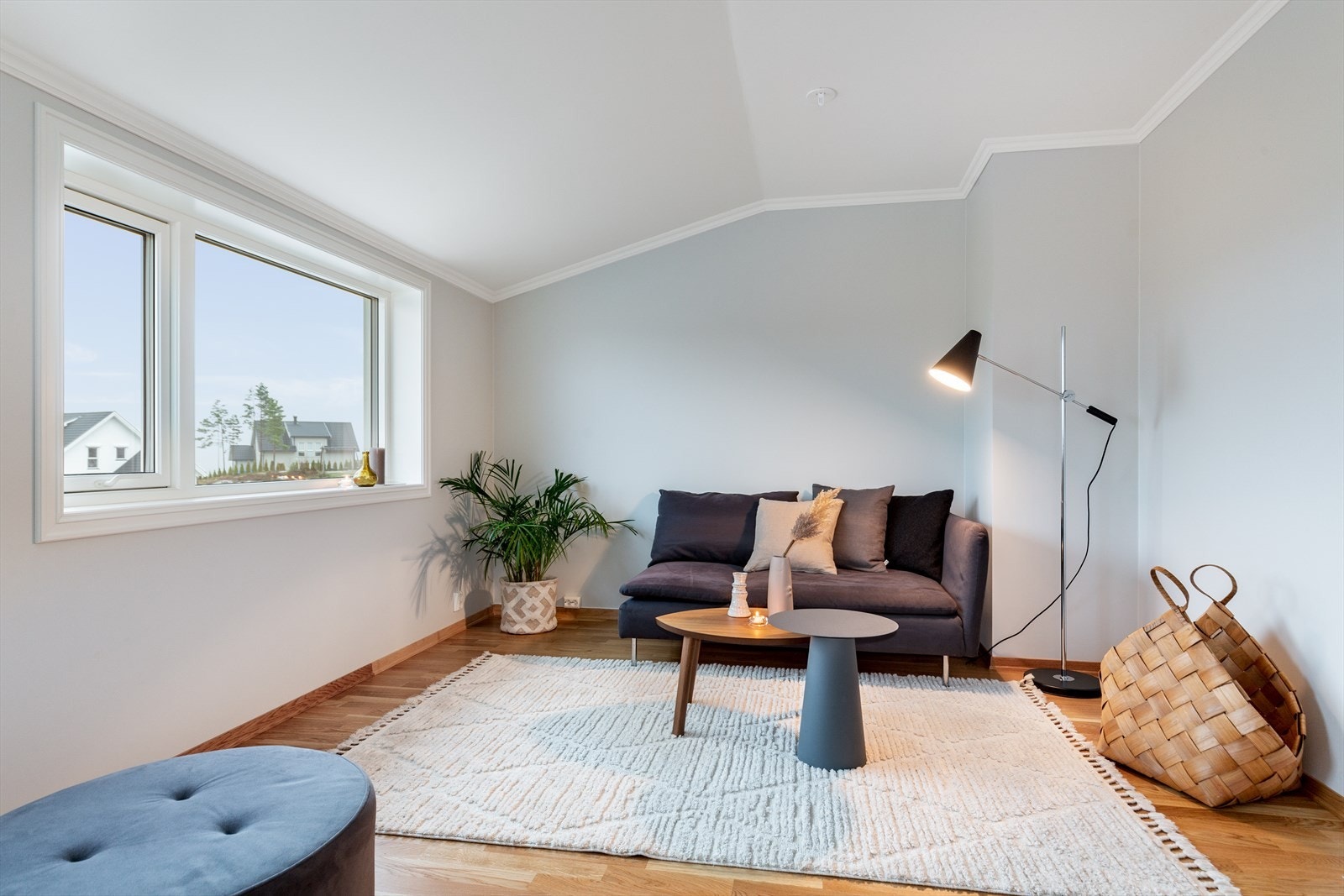 Overflater her er parkett på gulvet og malte gipsplater på vegg. Galleribilde