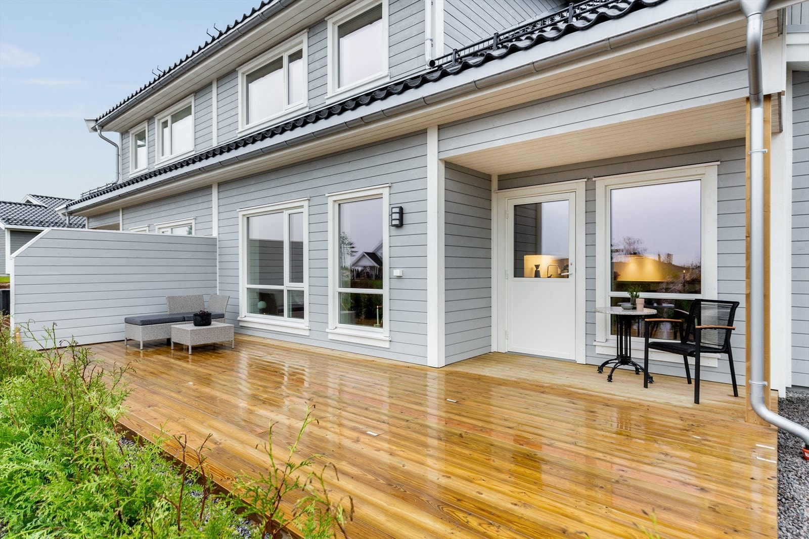 Boligen har en romslig terrasse med lang kveldsol. Galleribilde