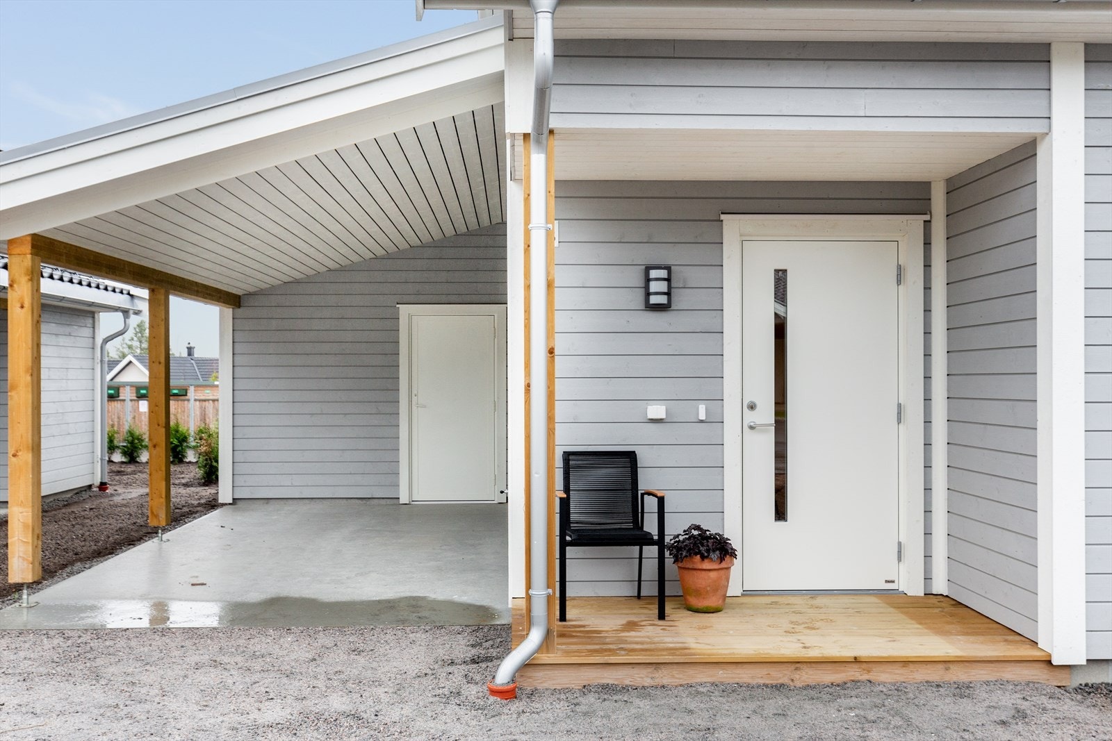 Hyggelig inngangsparti med tilliggende carport og sportsbod. Galleribilde