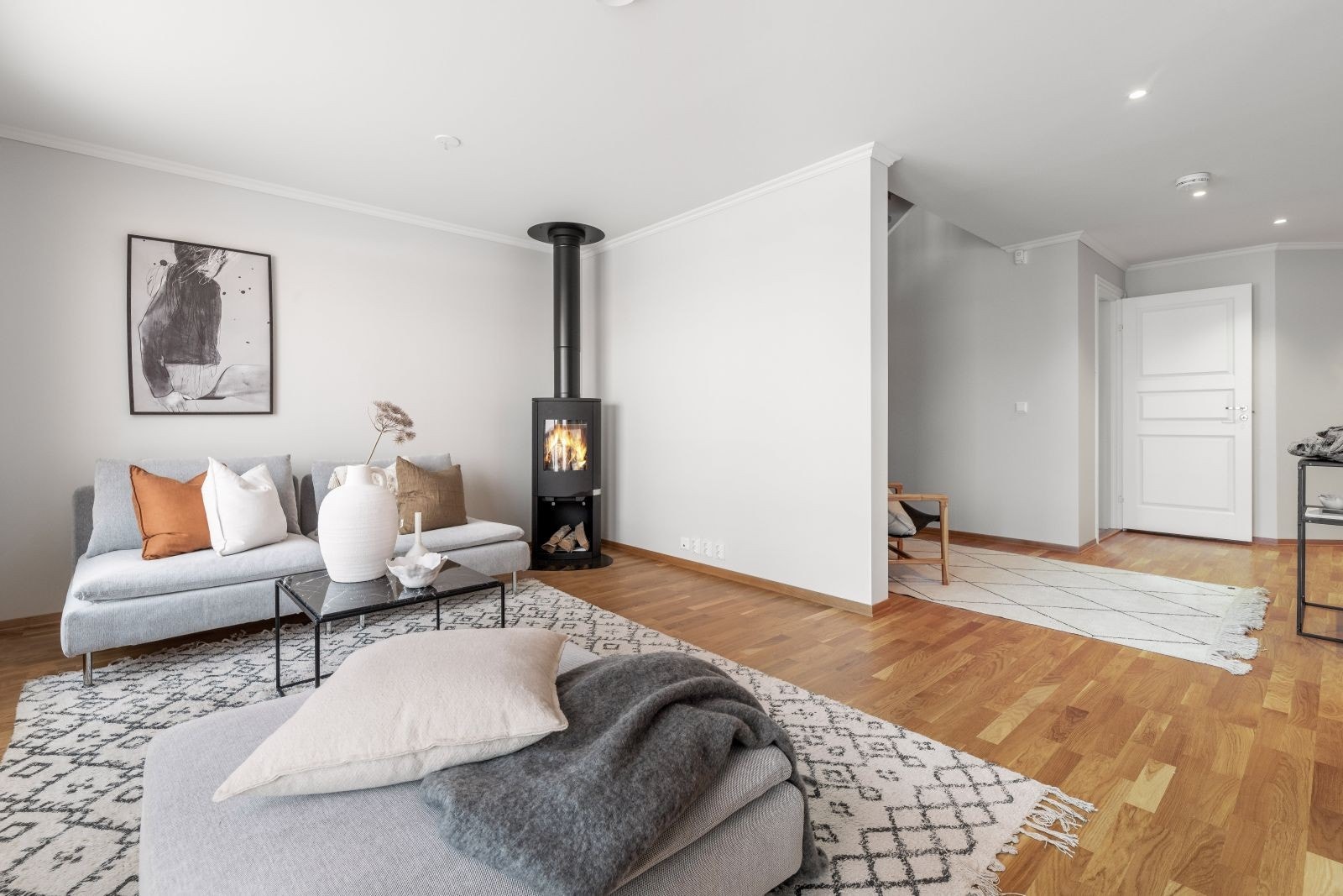 Boligen fremstår romslig og moderne, med lyse overflater og god planløsning Galleribilde