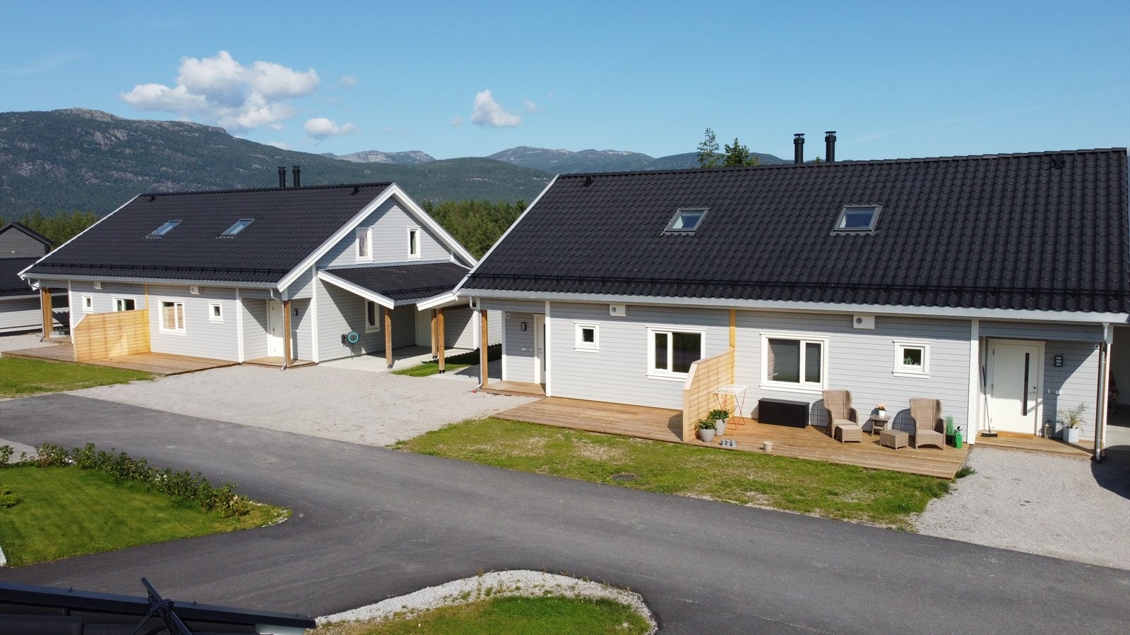 Nybygd og innholdsrik tomannsbolig med carport. Galleribilde