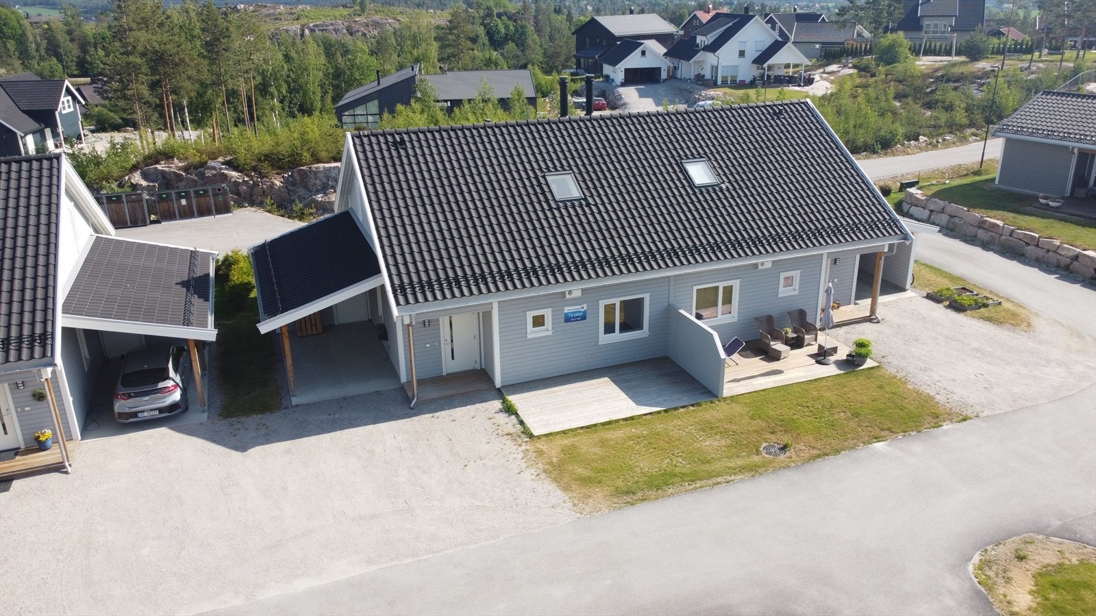 Nybygd og innholdsrik tomannsbolig med carport. Det er også opparbeidet terrasse ved inngangspartiet. Galleribilde