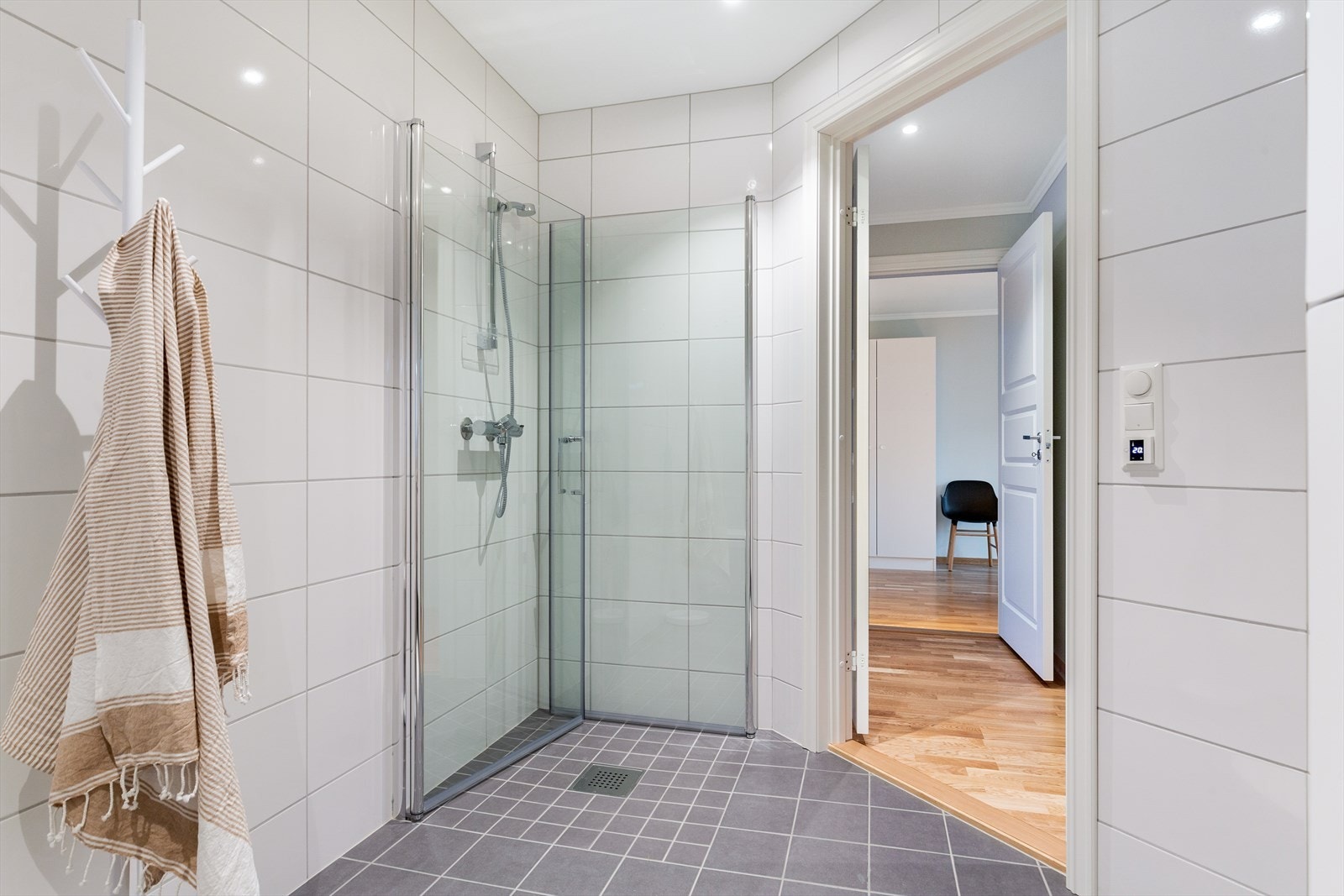 Badet har dusjhjørne med innfellbare glassvegger og down-light belysning i tak. Galleribilde